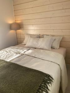 Tempat tidur dalam kamar di Ihana asunto - The Nest with Sauna in VAASA