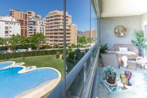 balcón con piscina y vistas a la ciudad en Apolo XVIII - Costa CarpeDiem, en Calpe