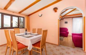 ein Esszimmer mit einem Tisch und Stühlen in der Unterkunft Beautiful Apartment In Matulji With Wifi in Matulji