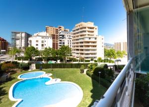 desde el balcón de un edificio con vistas a la piscina en Apolo XVIII - Costa CarpeDiem, en Calpe