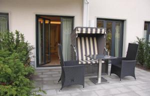 eine Terrasse mit 2 Stühlen und einem Tisch auf der Terrasse in der Unterkunft Baltic in Binz