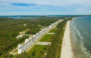 eine Luftaufnahme eines Hotels und des Strandes in der Unterkunft Baltic in Binz