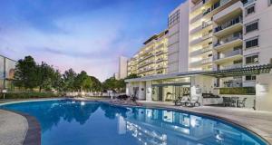 una gran piscina frente a un edificio en Horton Apartments, en Maroochydore