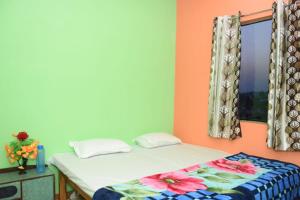 2 camas individuales en una habitación con ventana en SHREE HOME STAY en Dwārāhāt
