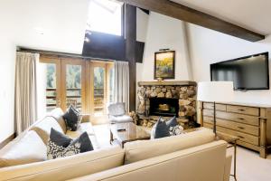 salon z kanapą i kominkiem w obiekcie Sultan Two Bedroom Loft Suite with Majestic Mountain Views condo w mieście Park City