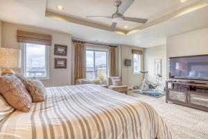 a bedroom with a bed and a flat screen tv at Deschutes Landing at the Old Mill Riverfront - Meredith Lodging in Bend