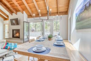 ein Esszimmer mit Tisch und Kamin in der Unterkunft Spring Home 42 - Meredith Lodging in Black Butte Ranch