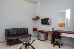 TV a/nebo společenská místnost v ubytování Sans Hotel Absari Yogyakarta + 37 fotografií