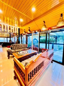 Crystal Sea Villa في كو لان: غرفة معيشة مع أريكة وطاولة