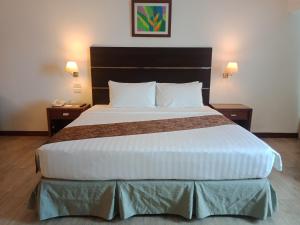 Postel nebo postele na pokoji v ubytování Days Hotel by Wyndham Iloilo