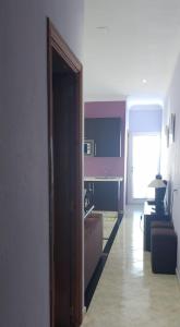 une chambre avec une porte s'ouvrant sur un salon dans l'établissement Apartamento Bienvenida, à Bienvenida