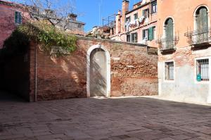a brick wall with an archway in a building at COZY APARTMENT NEAR RIALTO BRIDGE/ ST.MARK SQUARE in Venice