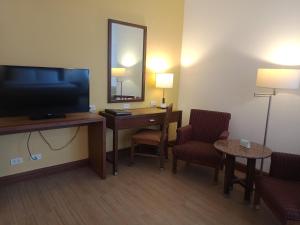 TV a/nebo společenská místnost v ubytování Days Hotel by Wyndham Iloilo