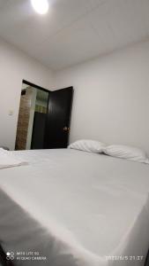 מיטה או מיטות בחדר ב-101 SANTYS HOUSE MELGAR apartamento amoblado para 6 personas
