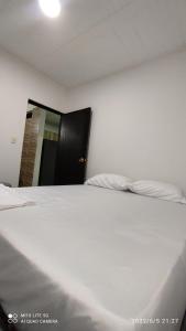 Postel nebo postele na pokoji v ubytování SANTYS HOUSE MELGAR apartamento amoblado para 6 personas