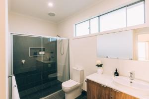 Un baño con ducha, inodoro y lavabo. en ōSHEN - Sleeps12 Gym Kayak MountnBike BeachFrnt, en Aldinga Beach 76 fotos más
