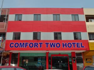 un edificio rojo y blanco con un letrero que dice confort dos hotel en Comfort Two Hotel, en Melaka