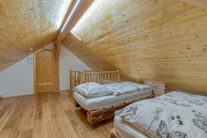 Postel nebo postele na pokoji v ubytování Old House Knezovo With Lovely View - Happy Rentals