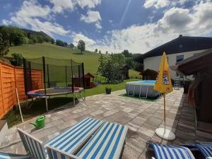Der Swimmingpool an oder in der Nähe von Haus Bergfried