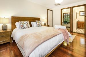 Postel nebo postele na pokoji v ubytování Redgum-Retreat, 4Bdrm Sleeps 8 Wildlife