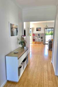 Galeriebild der Unterkunft Oriana Grande- 5 Bdrm Sleeps 14 Beach View Wifi in Sellicks Beach