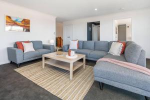 Galeriebild der Unterkunft Oriana Grande- 5 Bdrm Sleeps 14 Beach View Wifi in Sellicks Beach