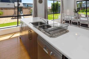 Galeriebild der Unterkunft Oriana Grande- 5 Bdrm Sleeps 14 Beach View Wifi in Sellicks Beach + 22 Fotos