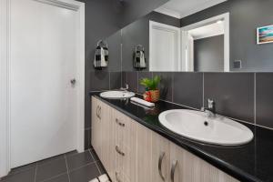 Ένα μπάνιο στο Oriana Grande- 5 Bdrm Sleeps 14 Beach View Wifi +22 φωτογραφίες