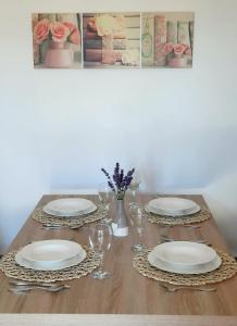 Zona de comedor en la habitación en casa particular