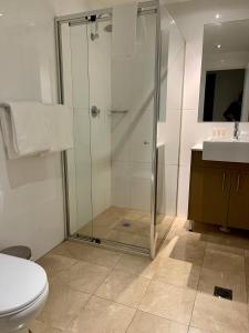 Un baño de APX World Square