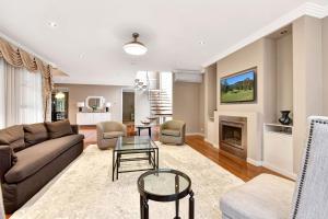 sala de estar con sofá y chimenea en HOT HOT Spoil someone special at this luxe Hunter Valley Estate - stunning luxury in super central location, en Nulkaba