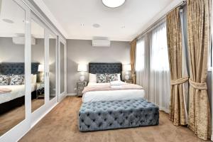 מיטה או מיטות בחדר ב-HOT HOT Spoil someone special at this luxe Hunter Valley Estate - stunning luxury in super central location