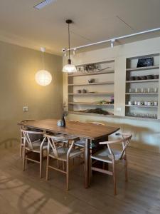 宜蘭市的住宿－米宅 ，一间带木桌和椅子的用餐室
