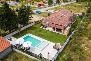 Green Residence Villa في Smoković: اطلالة جوية على منزل مع مسبح