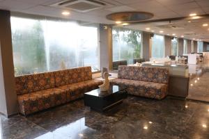 Nest Beacon Resort Daman的休息区