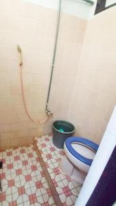 ห้องน้ำของ EXPRESS O 91176 Hotel Puri Gandaria