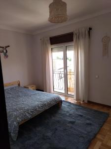 1 dormitorio con cama y ventana grande en Casa do Doque, en Vila Nova de Foz Cõa