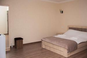 Un pat sau paturi într-o cameră la Spitak tun