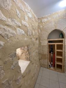 a room with a stone wall at Charmante maison de ville in Monflanquin