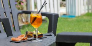 ein Glas Orangensaft auf einem Tisch mit Sushi in der Unterkunft Hôtel Aurélia in Saint-Lary-Soulan