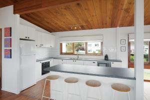 A kitchen or kitchenette at 17 Dulling Street - Beach House