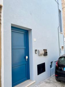 una porta blu sul lato di un edificio di MINI COCCOLA a Ugento