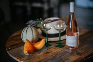 凯布雷斯阿维尼翁Provence Now的桌子上有一瓶酒和两个酒杯