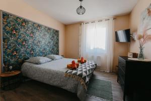 Un pat sau paturi într-o cameră la Provence Now