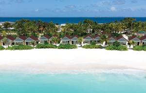 eine Luftansicht eines Resorts am Strand in der Unterkunft OBLU XPERIENCE Ailafushi - All Inclusive with Free Transfers in Male City