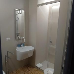 een badkamer met een wastafel en een douche bij Apartments for you in Matera