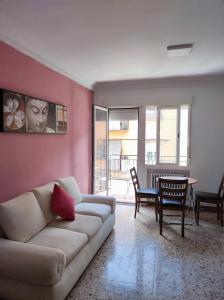 uma sala de estar com um sofá e uma mesa em LUCERO APARTAMENTO em Madri