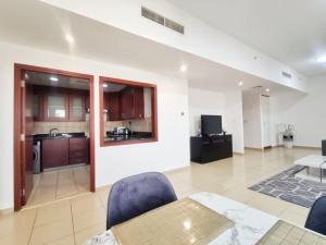 Gallery image of LARGE 1BR APARTMENT with SPACIOUS BALCONY OVERLOOKING THE DUBAI MARINA in Dubai