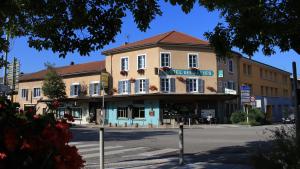 a building on the corner of a street at Hôtel Des Alliés in Pont-dʼAin