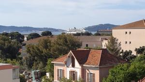 Gallery image of "Voyage en mer" splendide T3 lumineux, Wi fi et PARKING gratuit in Toulon